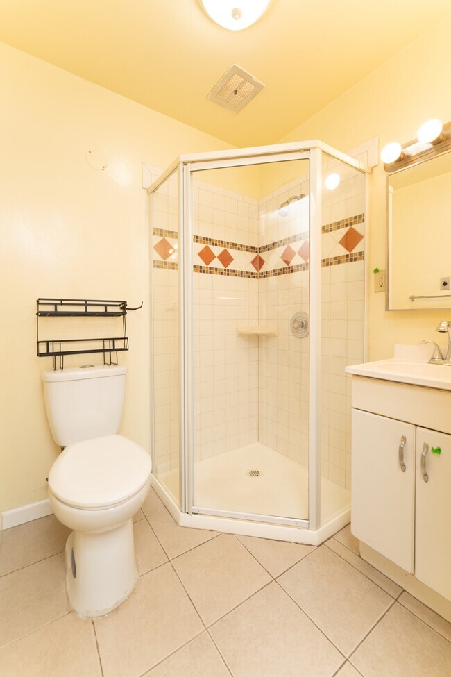 Building Photo - 804 NE 123rd St