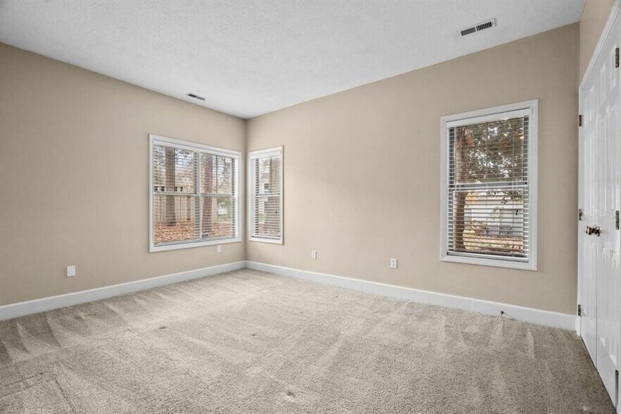 Building Photo - 6121 Sunpointe Dr