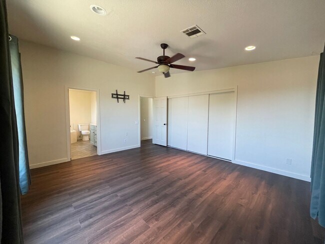Building Photo - Palmdale 3 Bedroom + 2 Bathroom
