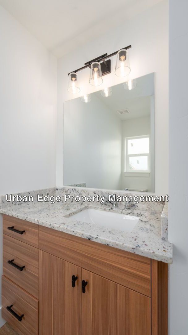 Building Photo - 3 Bedroom 2.5 Bath Newer Row Home!