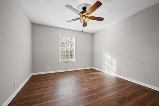 Building Photo - Country Living on 5 Acres