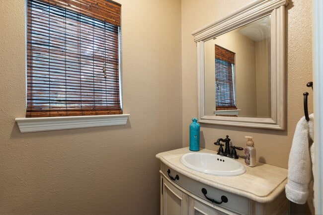 Building Photo - 223 Pin Oak Ln
