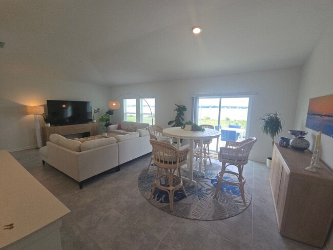 Building Photo - 3 bed 2 bath home fully furnished