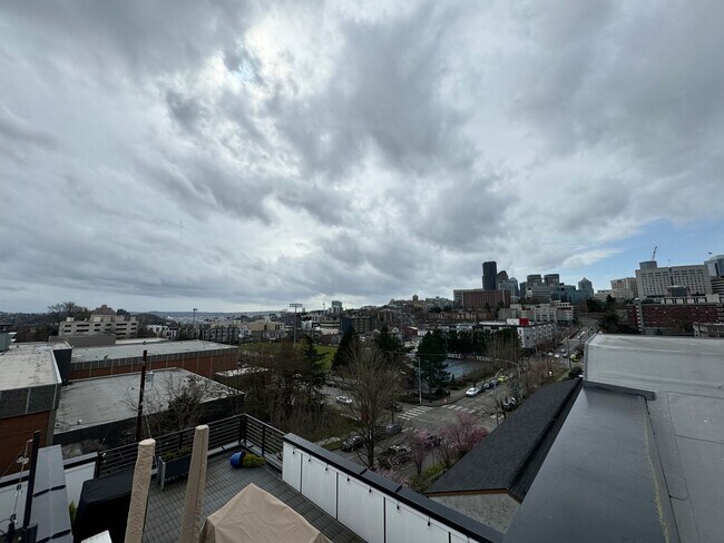 Building Photo - 3B3B cozy townhome