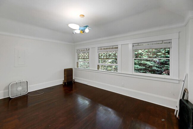 Building Photo - Big Charm in Madison Valley 4 bd 3 ba