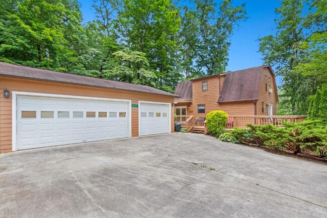 3 car garage - 247 Lakeview Ln