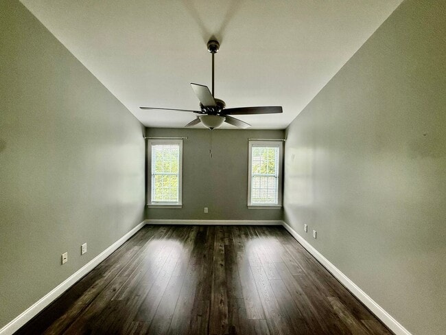 Building Photo - Two bedroom, 2.5 bath condo townhome in Bu...
