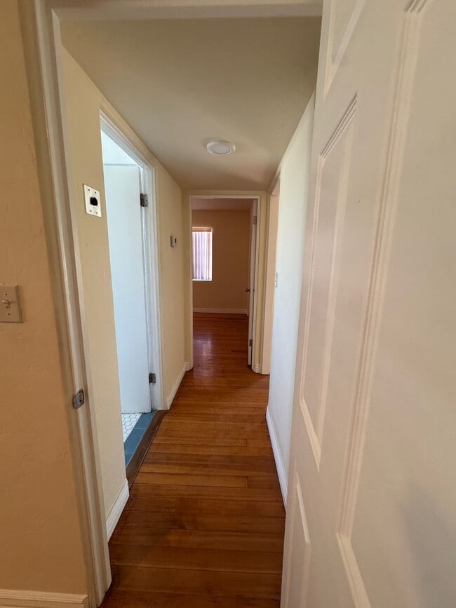 Building Photo - 902 S Fremont Ave