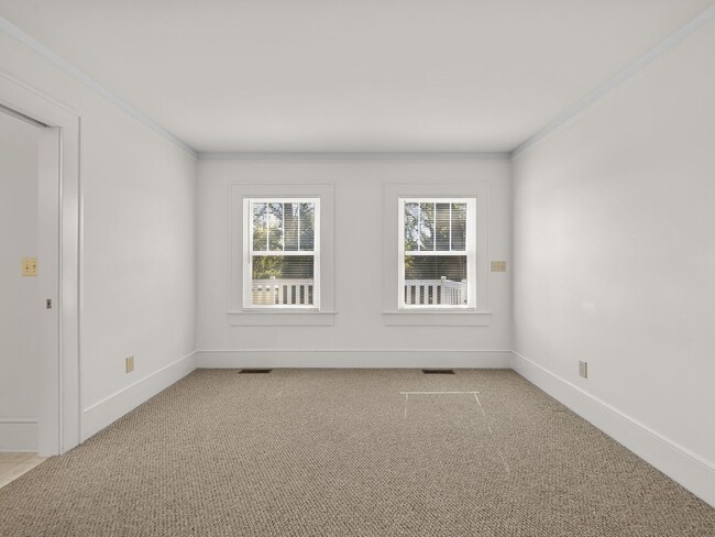 Building Photo - Spacious 3 BR, 2 BA Home, Screened Porch w...