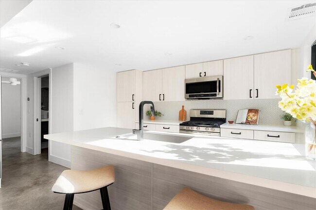 Building Photo - 409 W 55th 1/2 St