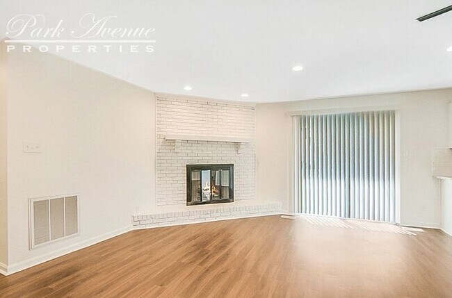 Building Photo - 232 Sandlewood Dr