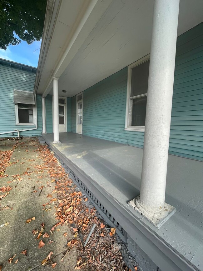 Building Photo - RENT SPECIAL: $300 off second month's rent...