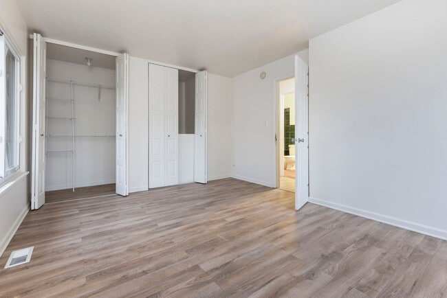 Building Photo - 1353 Kingsbury Dr