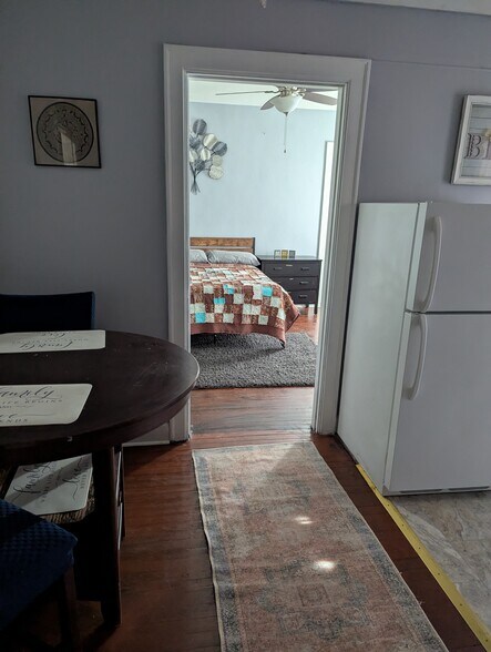 Building Photo - 208 Sutton St