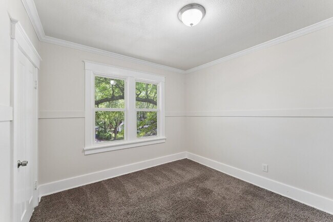Building Photo - Welcome home to this stunning, light-filled rental that truly has it all! Featuring huge living s...