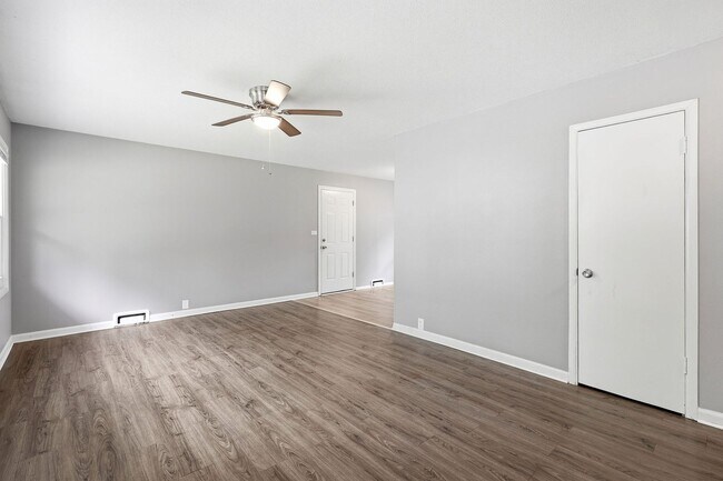 Building Photo - Don't Miss Out on This Charming 3 Bed, 1 Bath Home in South Kansas City!