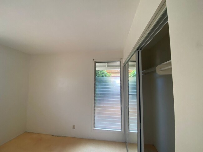 Building Photo - 005CHE