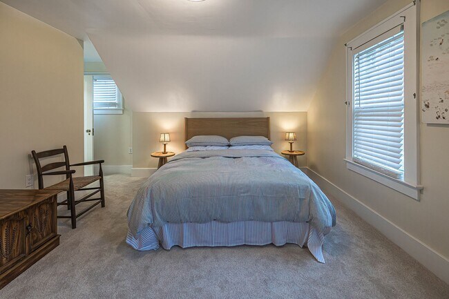 Building Photo - Quaint 4 bedroom Erie Home with Central Air & Garage Parking