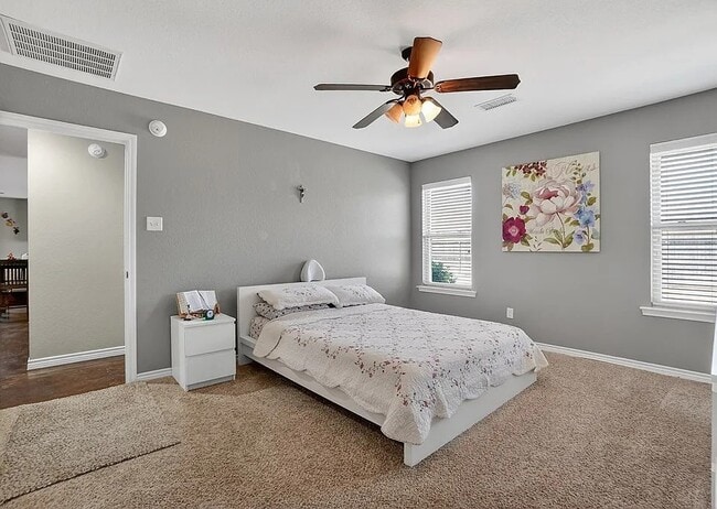 Building Photo - Comfy 4-Bed Midland Home with all appliances, backyard, attached garage, 6 min to grocery store