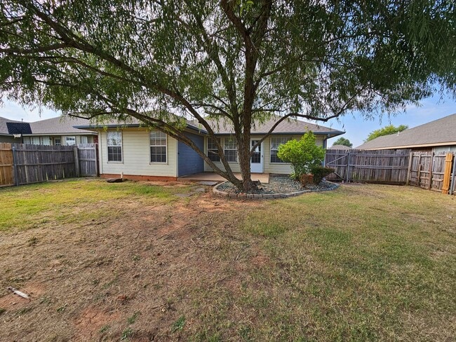 Building Photo - (3) Bed/(2) Bath in S Moore Avail NOW! Pet...