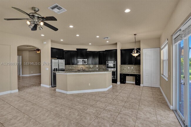 Building Photo - 10398 Waterside Ct