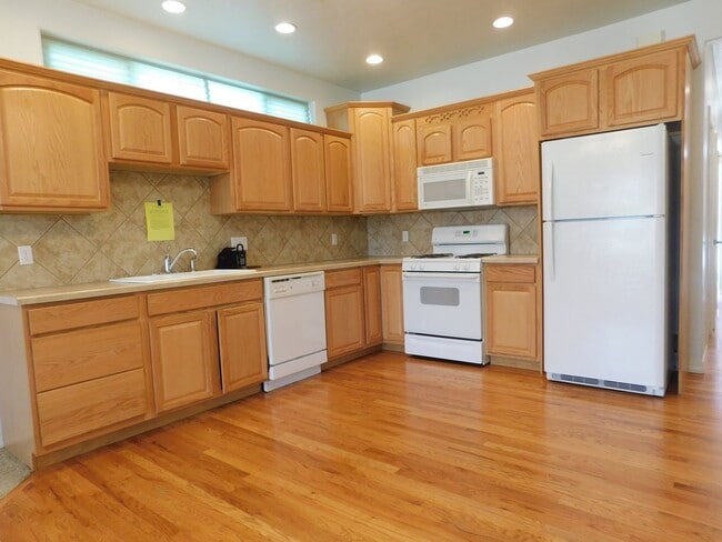 Building Photo - Quiet Neighborhood!