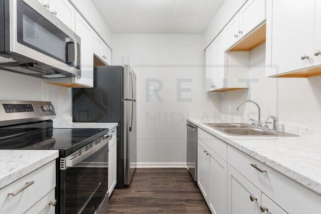 Building Photo - Newly Renovated 2 Bedroom Apartments Near I-26 and Costco!