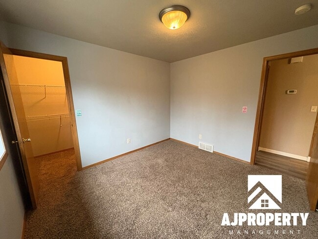 Building Photo - 5509 S Sarmar Ave