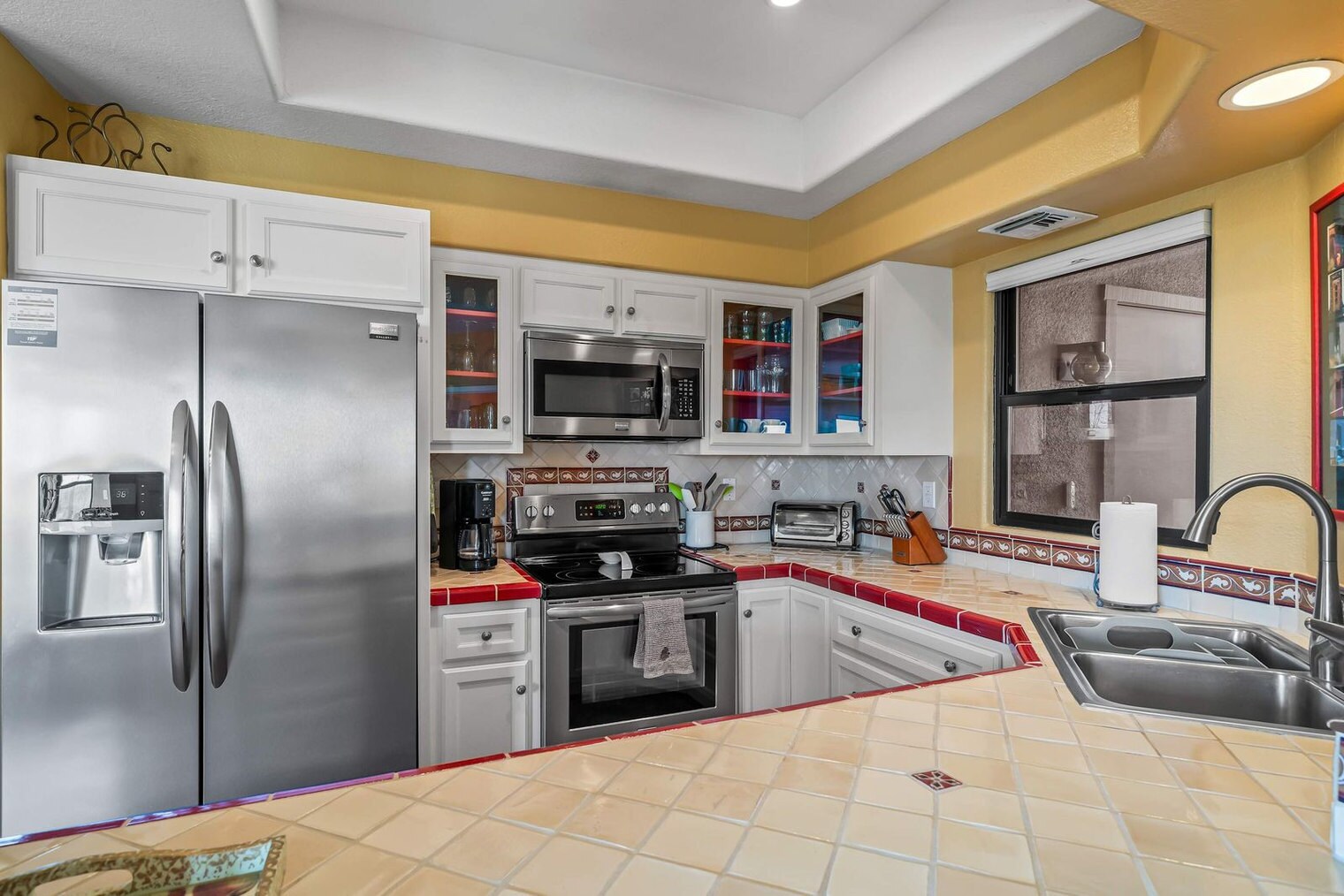 Building Photo - 6655 N Canyon Crest Dr