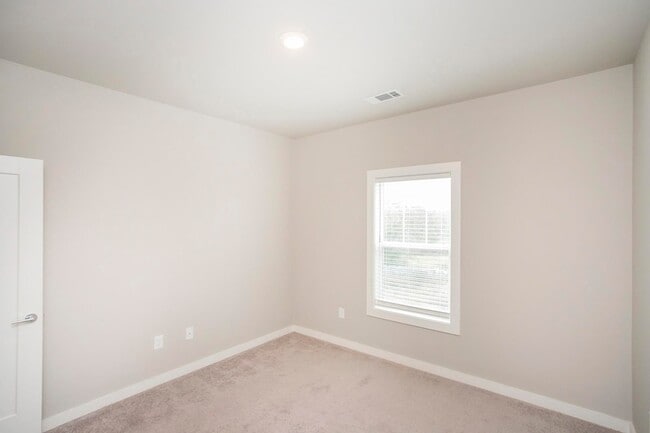 Building Photo - 3637 Hydes Ferry Rd