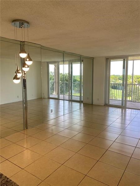 Building Photo - 250 Jacaranda Dr