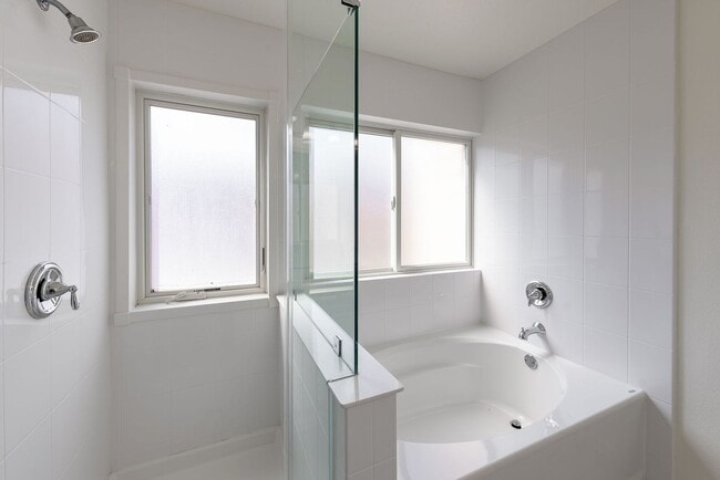 Building Photo - Convenient, Spacious Townhome for Rent in ...