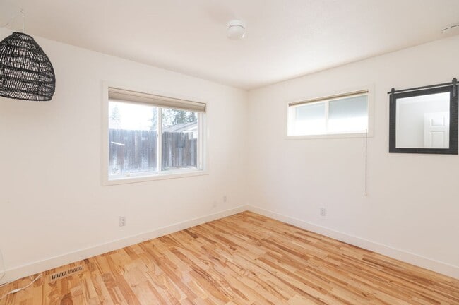 Building Photo - Quintessential Bend Living - 3 Bed | 2 Bat...