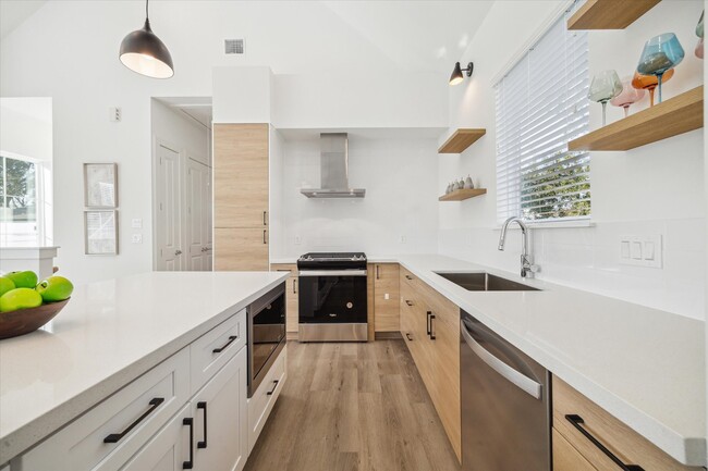 Building Photo - 845 Elkhart St