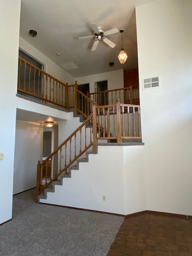 Building Photo - Roseville home with large backyard