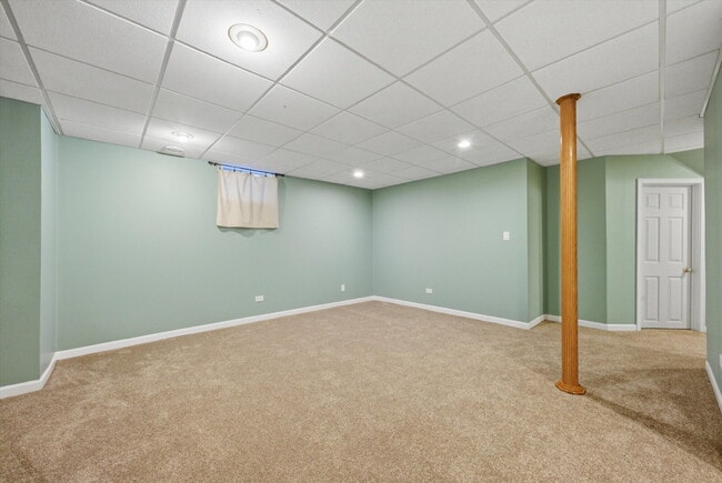 Building Photo - Stunning Mundelein Home on a Quiet Cul-de-Sac with Pond Views