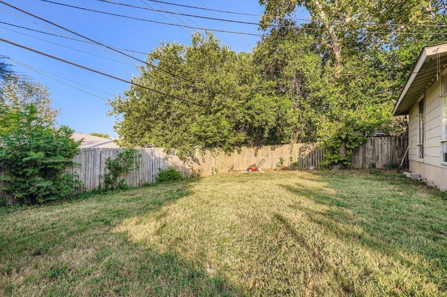 Building Photo - 1423 Westmoor Dr