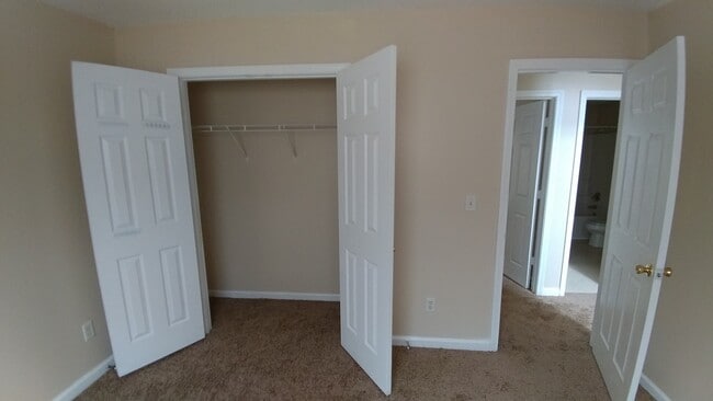 Building Photo - Great In-Law Suite Property - Master on Up...