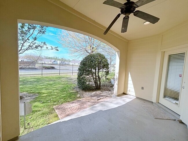 Building Photo - 3 Bedroom Townhouse in Gated Community off...