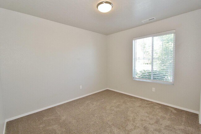 Building Photo - Immaculate Single-Level Home in Quiet Neighborhood