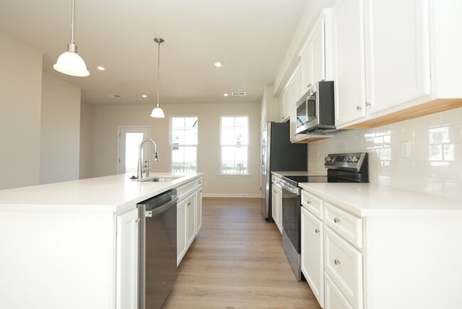 Building Photo - A large spacious home in Arbor St!