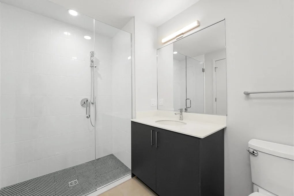 Building Photo - 630 N May St