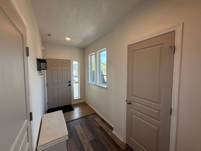 Building Photo - CHECK OUT THIS BEAUTIFUL HOME IN MAPLE MEADOWS!!