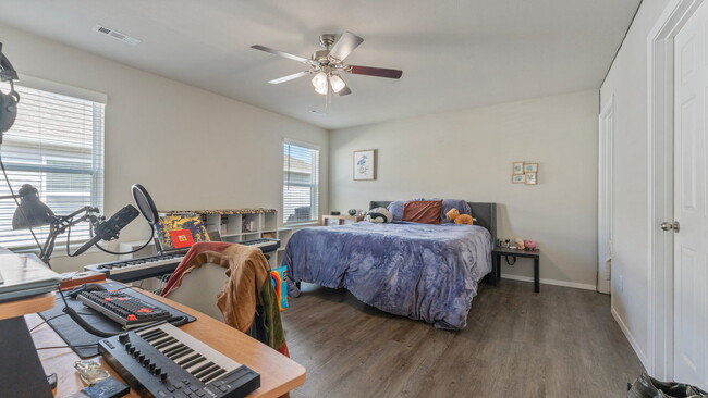 Building Photo - "Homey 3-Bed Oasis with Granite Elegance o...