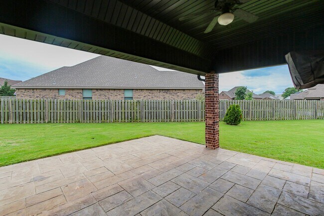 Building Photo - Gorgeous 3 bed/3 bath home in great Bentonville neighborhood