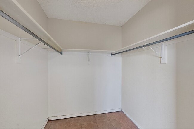 Building Photo - 4 bedroom 2.5 bath home in East El Paso!