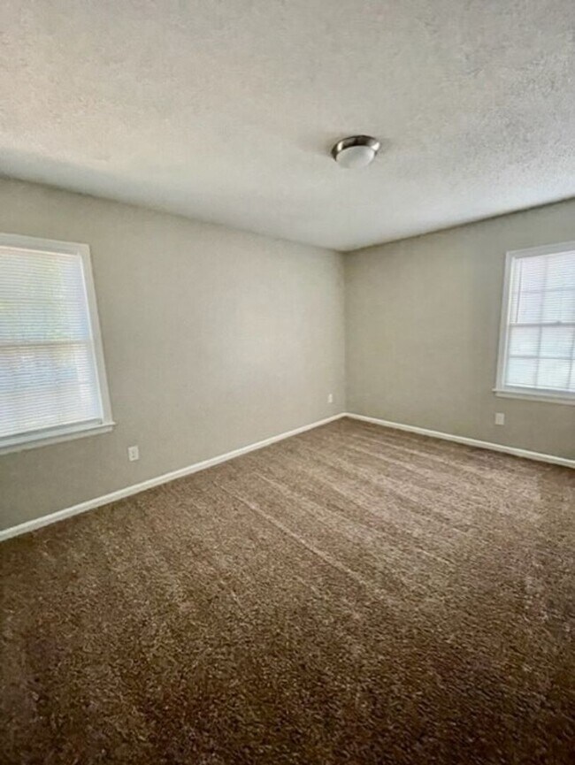 Building Photo - Must see this spacious 3 bedroom 1.5 bath ...