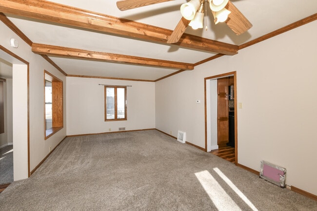 Building Photo - 422 S 89th St