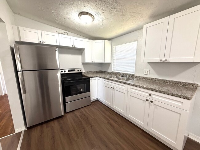Building Photo - Charming 3-Bedroom, 2-Bath Duplex for Rent...