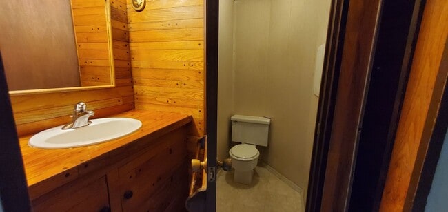 Building Photo - Fantastic Sylvan Setting off Ballinger Lake Forest Park